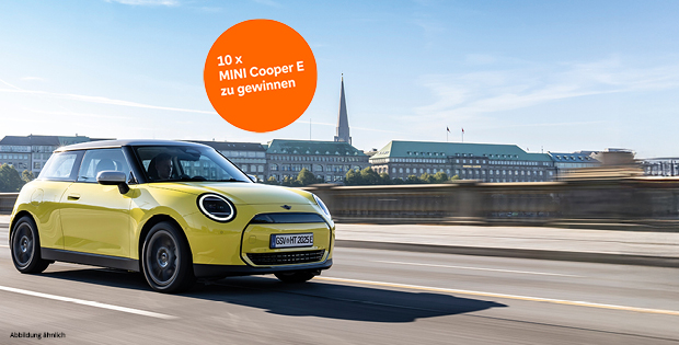 MINI Cooper E auf der Straße in der Stadt MINI Cooper E auf der Straße in der Stadt