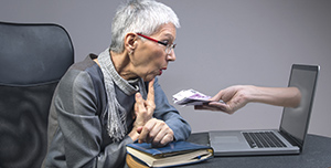 Phishing-Verdacht: So reagieren Sie richtig! Frau am PC wird Phishing-Opfer